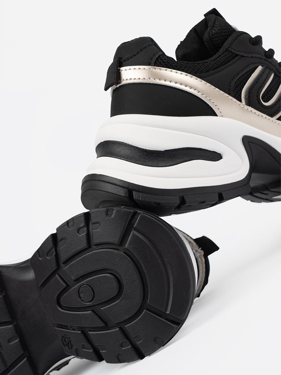 Čierne dámske sneakersy so zlatými detailmi