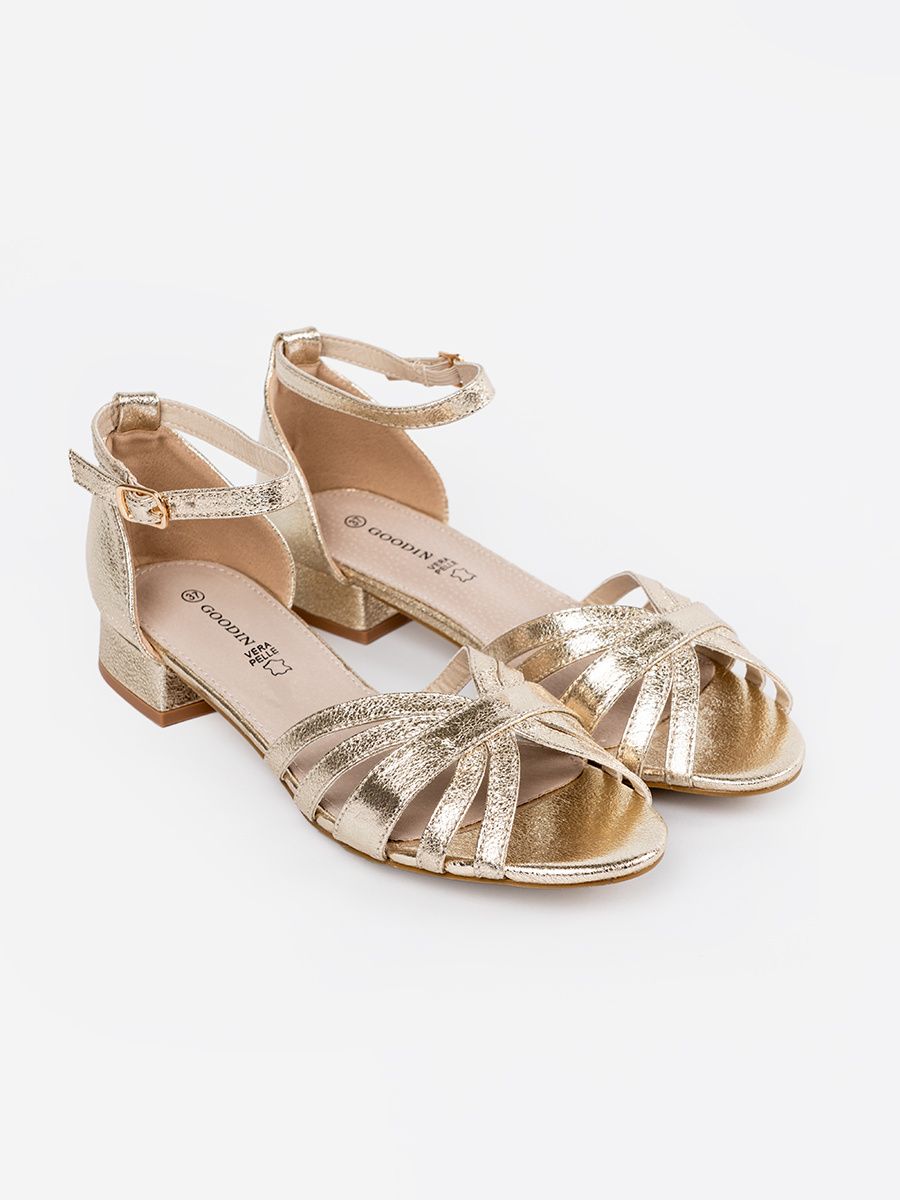 Elegantné zlaté sandále na nízkom opätku