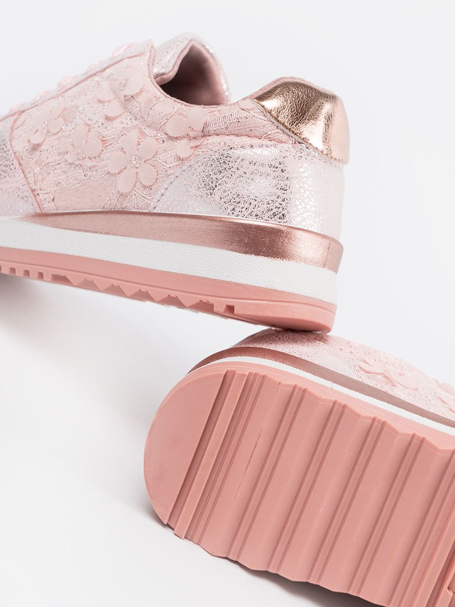 Ružové sneakersy s kvetinovým motívom