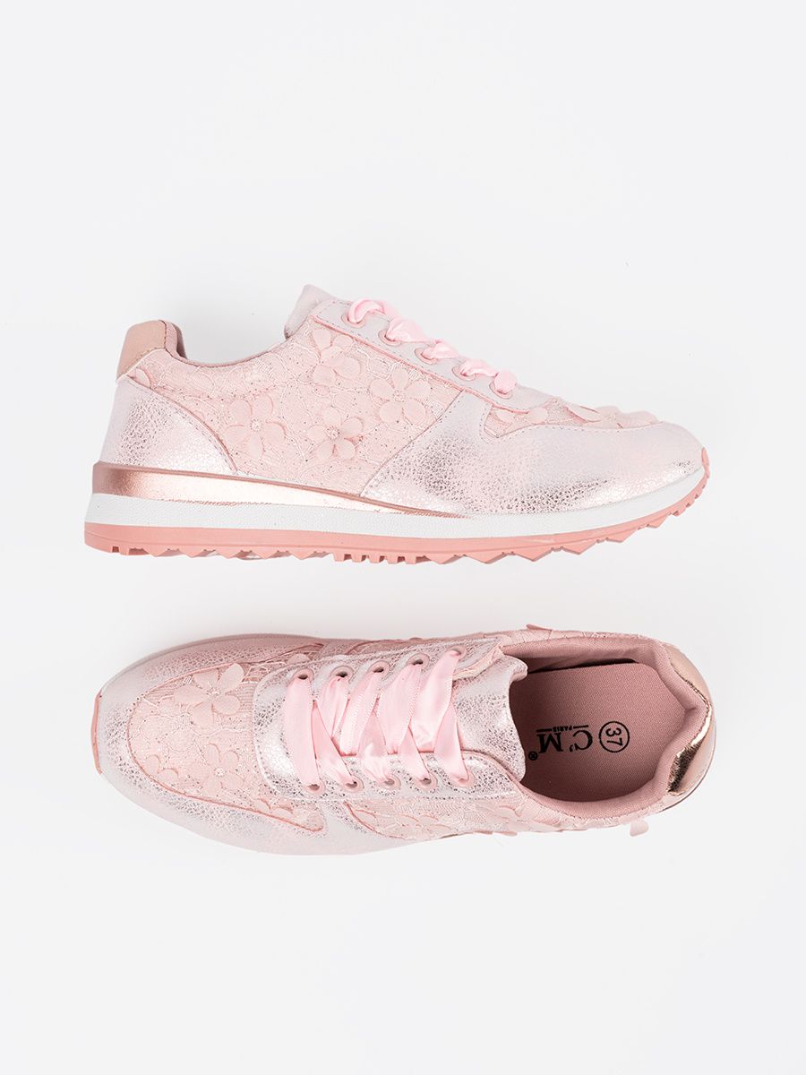 Ružové sneakersy s kvetinovým motívom