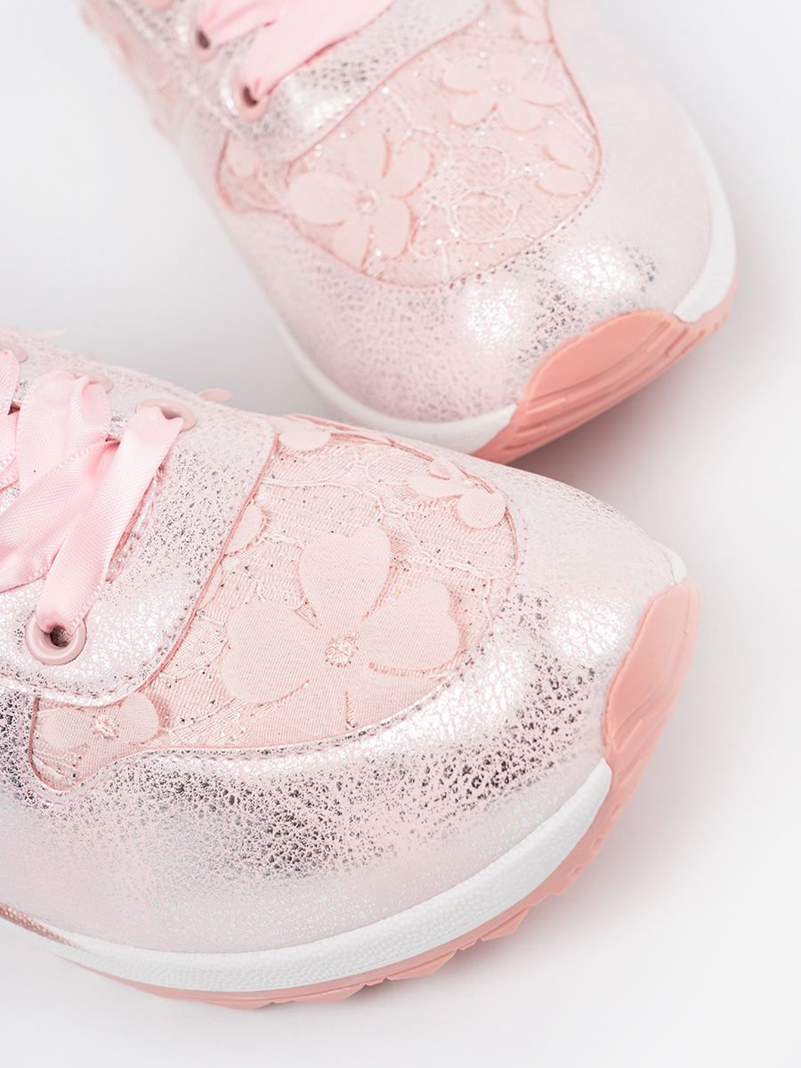 Ružové sneakersy s kvetinovým motívom
