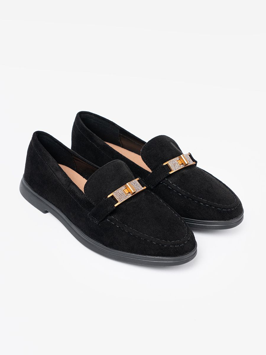 Čierne semišové mokasíny s elegantnou zlatou ozdobou
