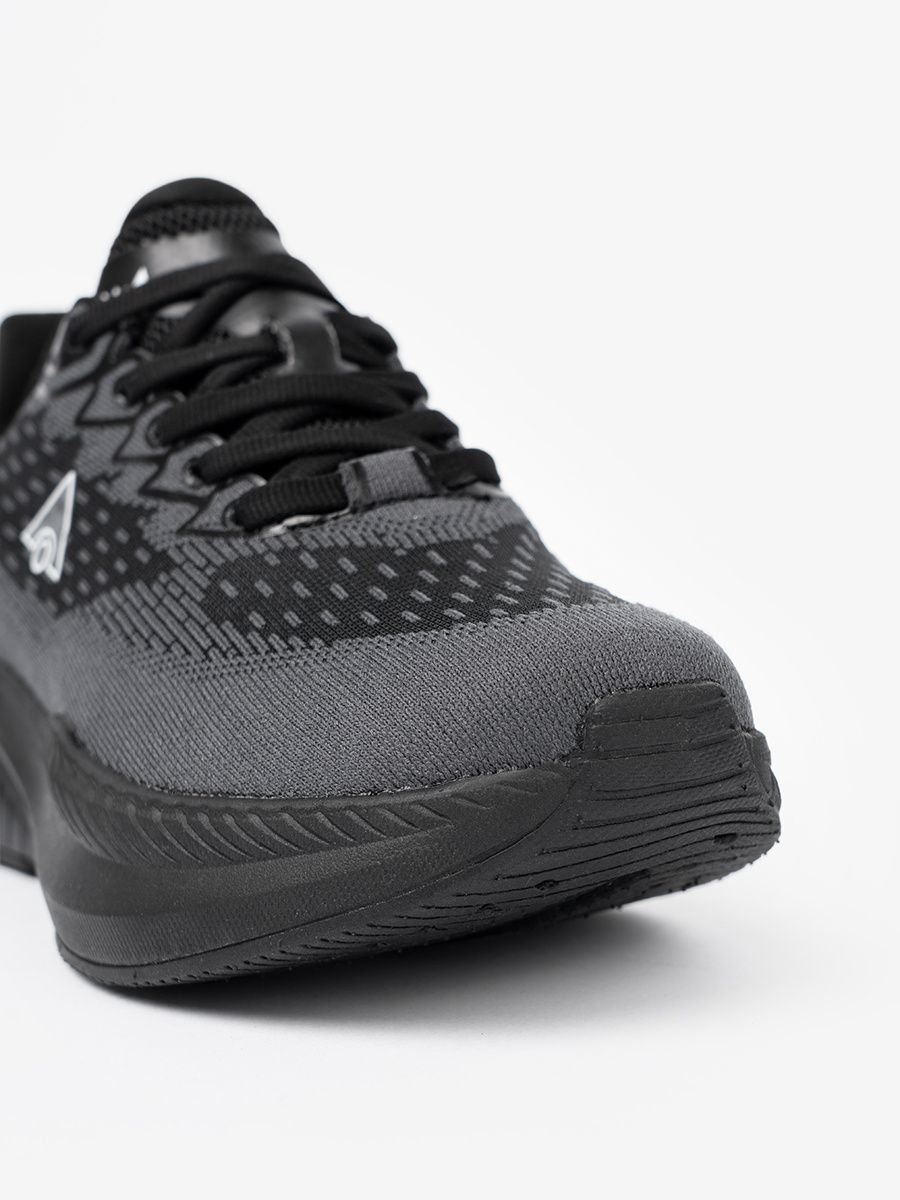 Ľahké čierne sneakersy s priedušným zvrškom