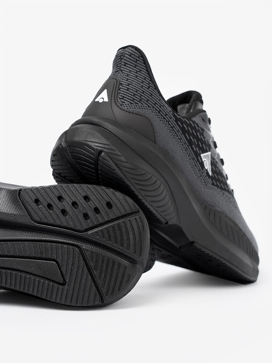 Ľahké čierne sneakersy s priedušným zvrškom