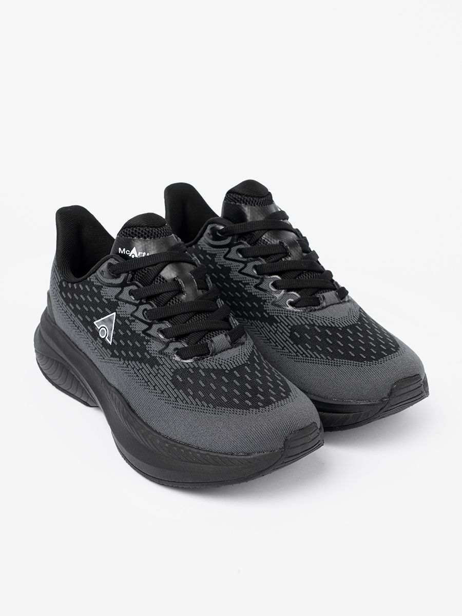 Ľahké čierne sneakersy s priedušným zvrškom