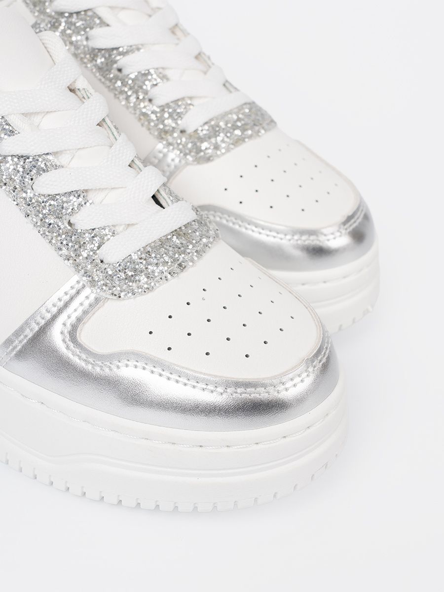 Bielo-strieborné sneakersy s lesklými detailmi