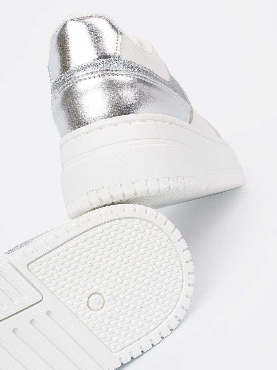 Bielo-strieborné sneakersy s lesklými detailmi