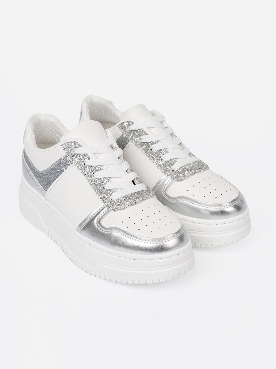Bielo-strieborné sneakersy s lesklými detailmi