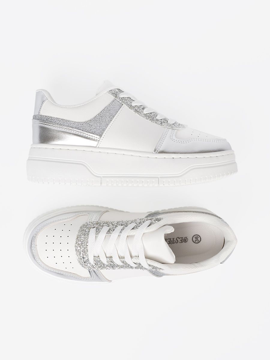 Bielo-strieborné sneakersy s lesklými detailmi
