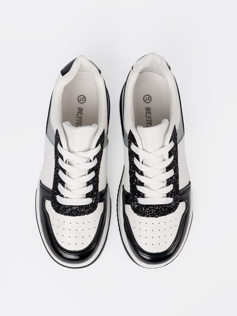 Čierno-biele sneakersy so striebornými detailmi