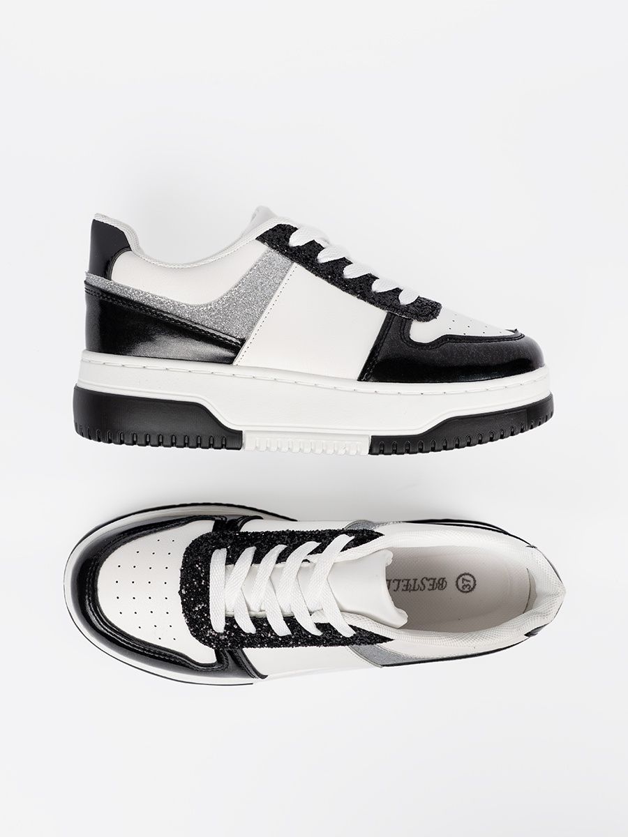 Čierno-biele sneakersy so striebornými detailmi