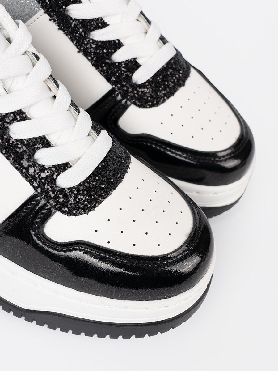 Čierno-biele sneakersy so striebornými detailmi