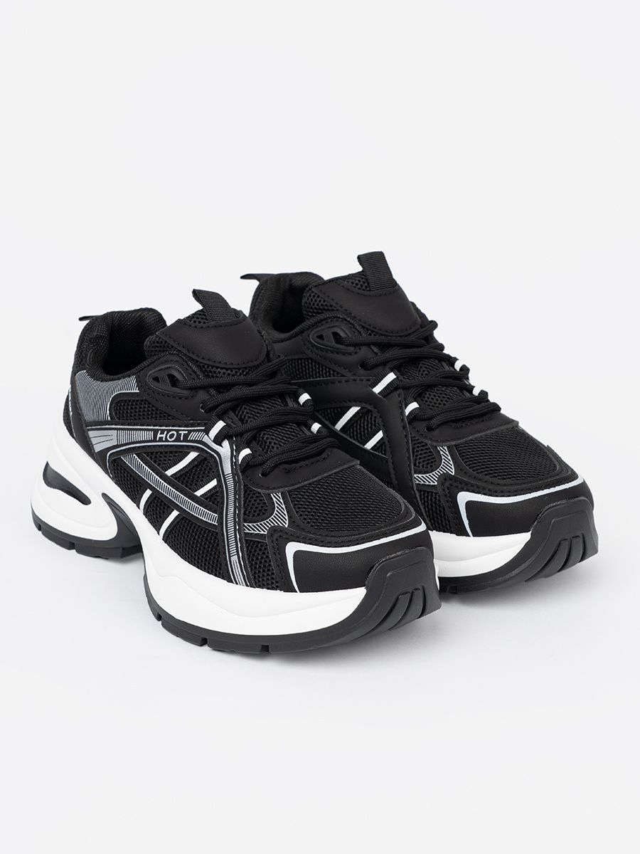 Čierne sneakersy s priedušným zvrškom a masívnou bielou podrážkou