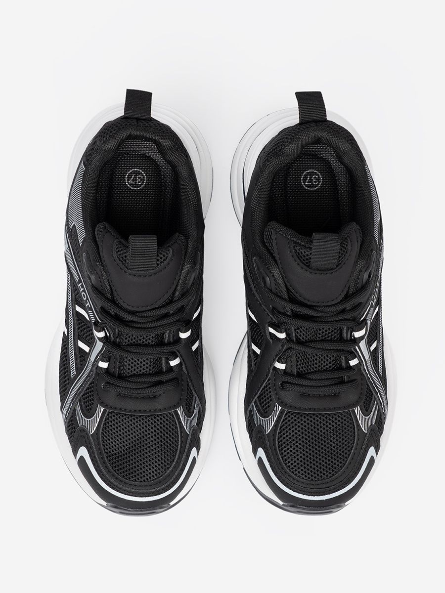 Čierne sneakersy s priedušným zvrškom a masívnou bielou podrážkou
