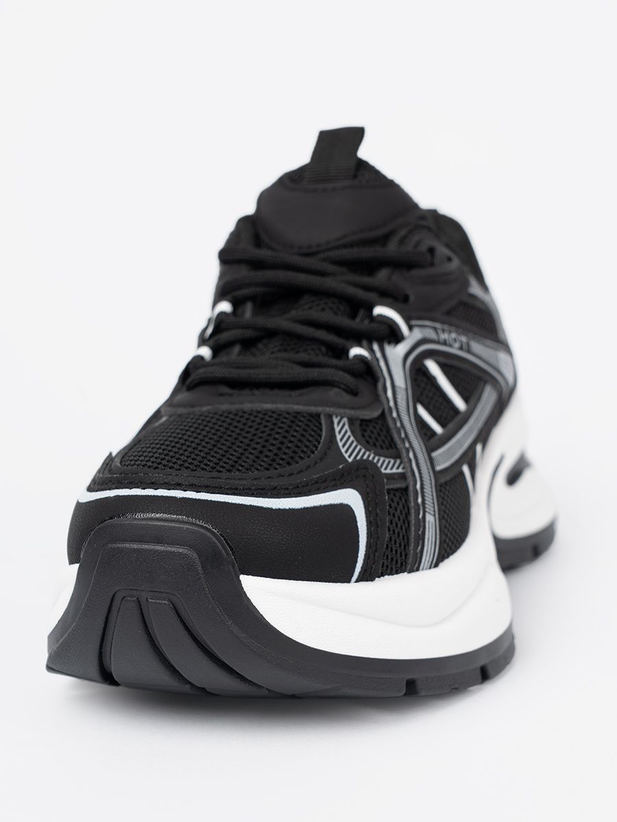 Čierne sneakersy s priedušným zvrškom a masívnou bielou podrážkou
