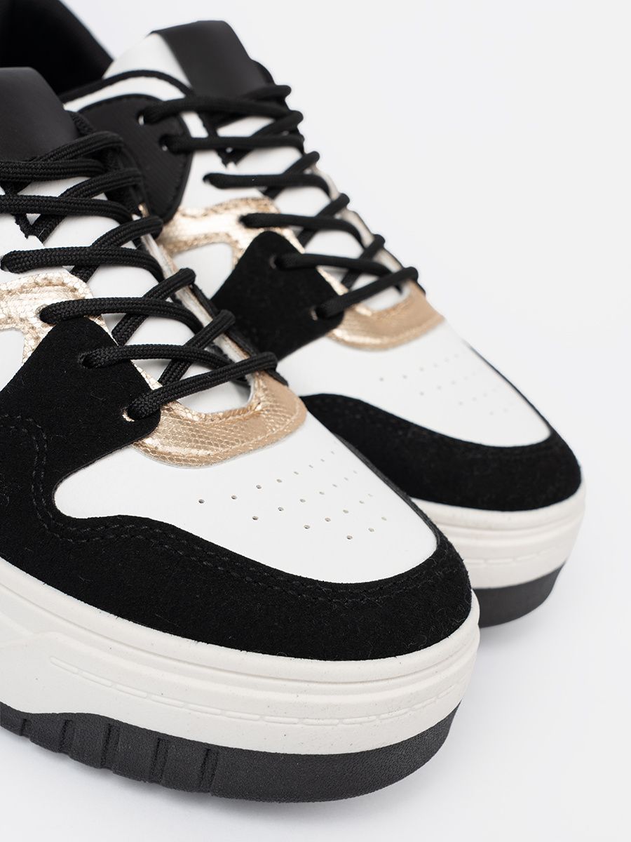 Čierno-biele sneakersy so zlatými detailmi