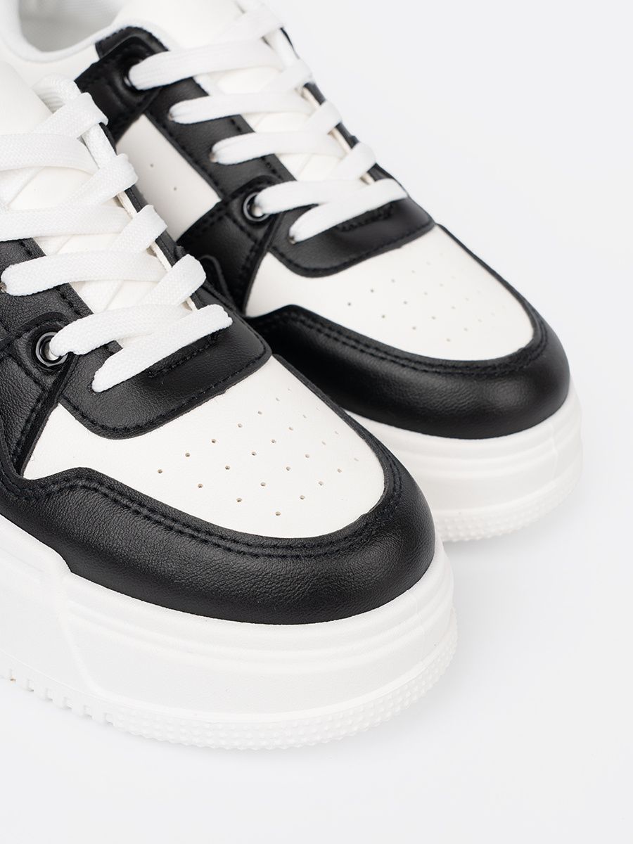 Štýlové čierno-biele sneakersy s hrubou podrážkou