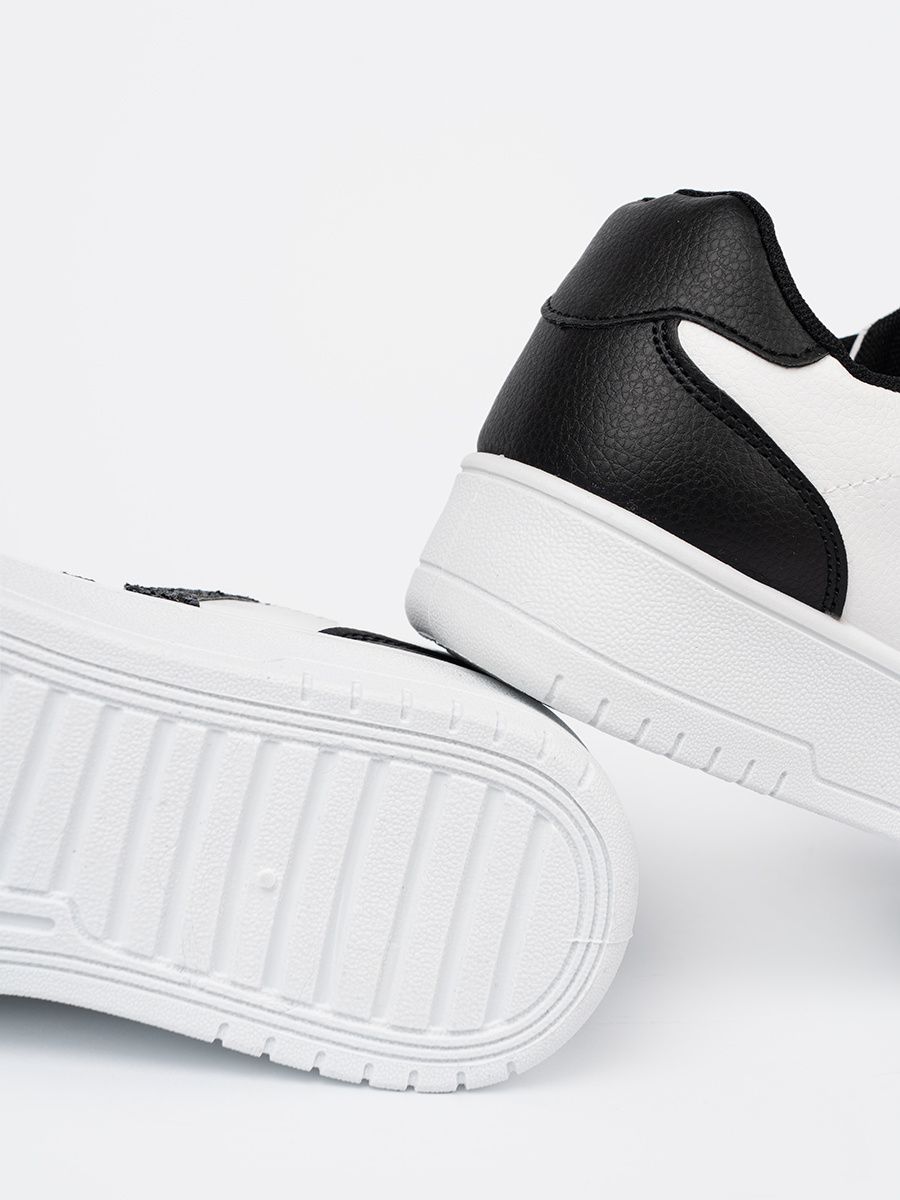 Štýlové čierno-biele sneakersy s trblietavými detailmi