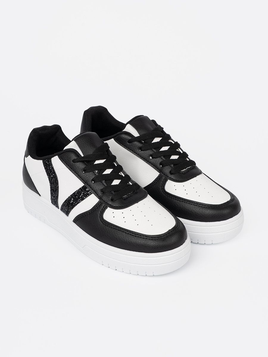 Štýlové čierno-biele sneakersy s trblietavými detailmi