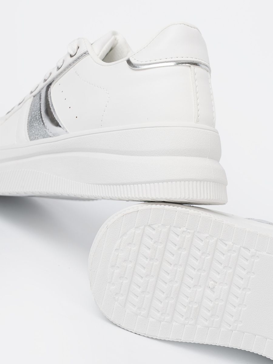 Biele sneakersy s metalickým strieborným akcentom