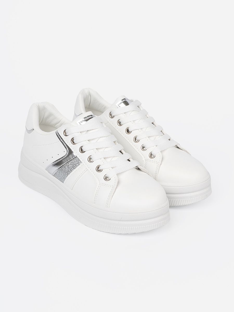 Biele sneakersy s metalickým strieborným akcentom