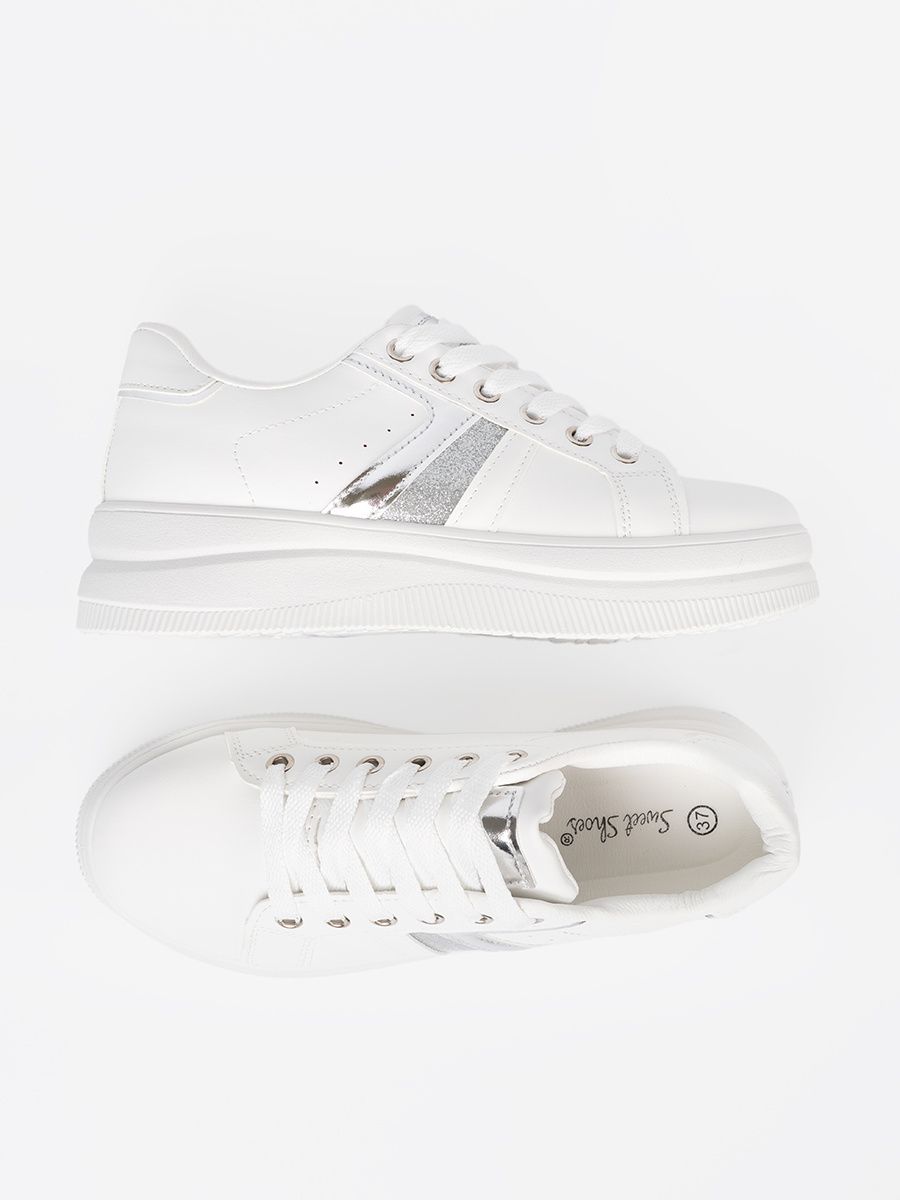 Biele sneakersy s metalickým strieborným akcentom