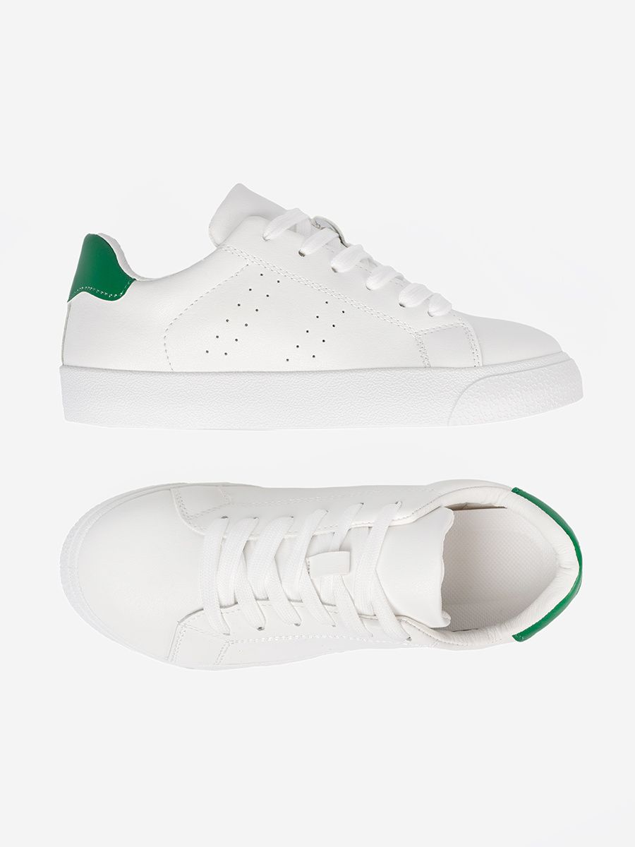 Klasické biele sneakersy so zeleným akcentom
