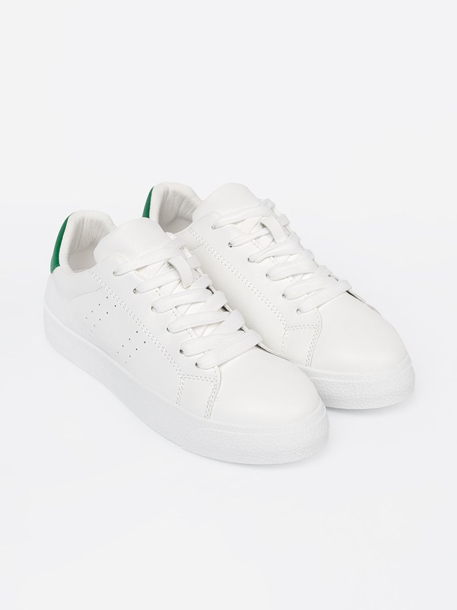 Klasické biele sneakersy so zeleným akcentom