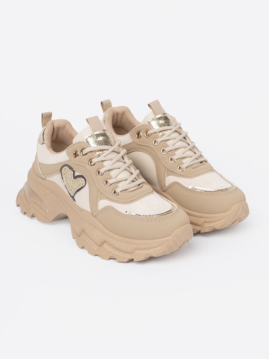 Béžové sneakersy s ozdobným zlatým srdcom