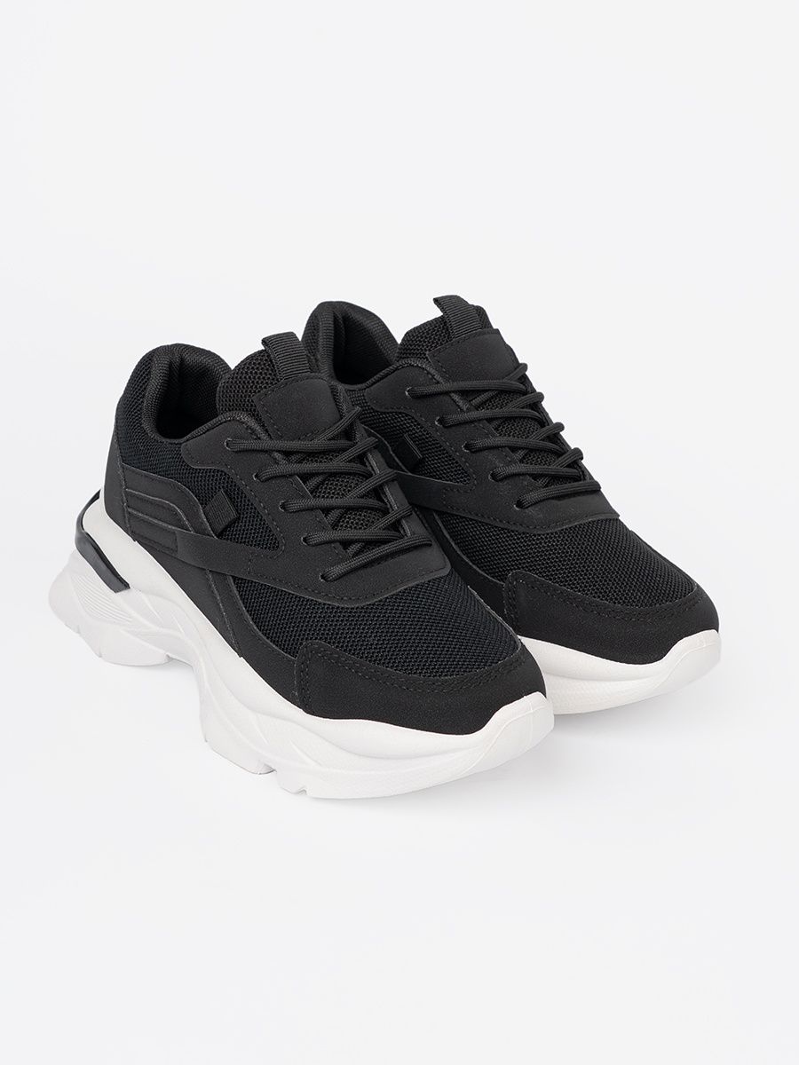Čierne športové sneakersy na hrubej bielej podrážke