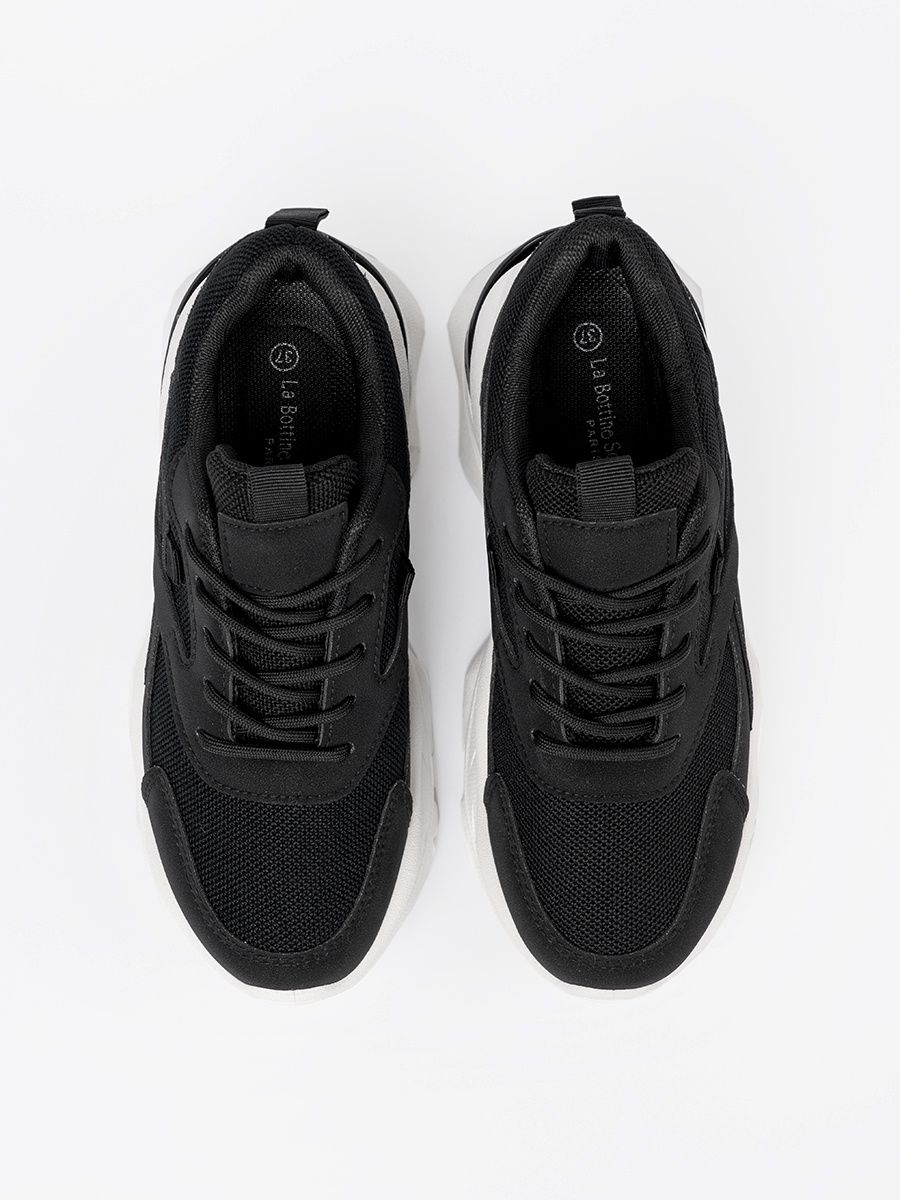 Čierne športové sneakersy na hrubej bielej podrážke