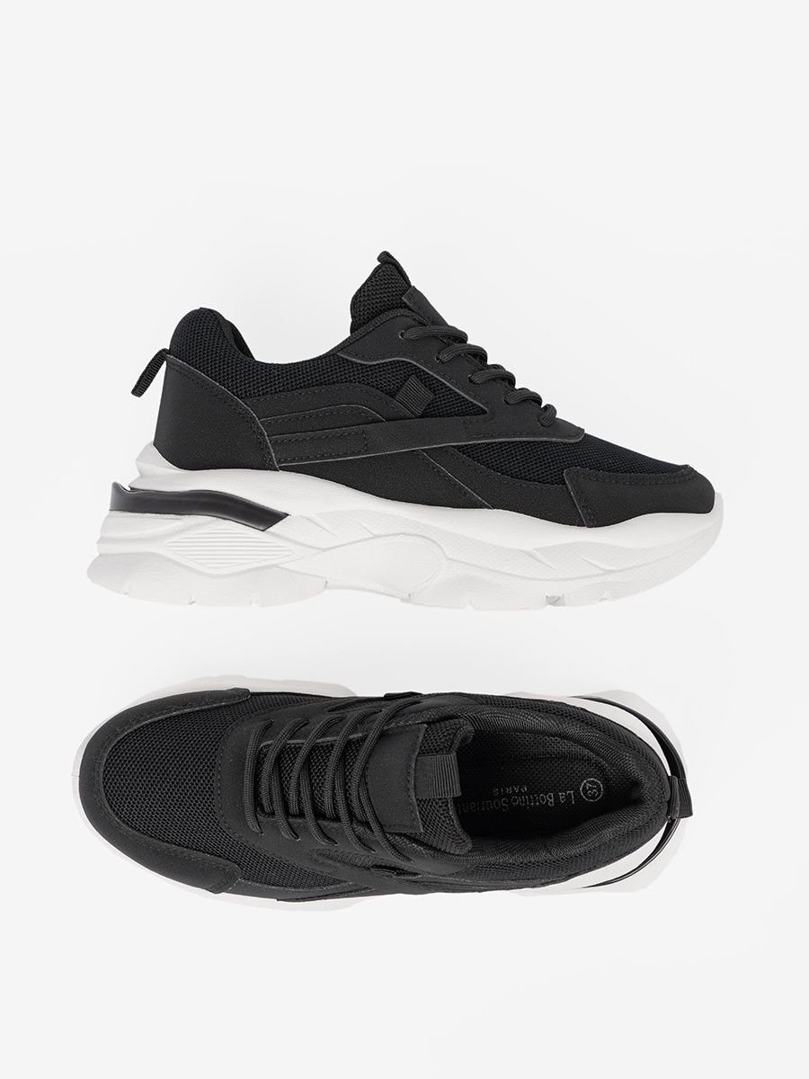Čierne športové sneakersy na hrubej bielej podrážke