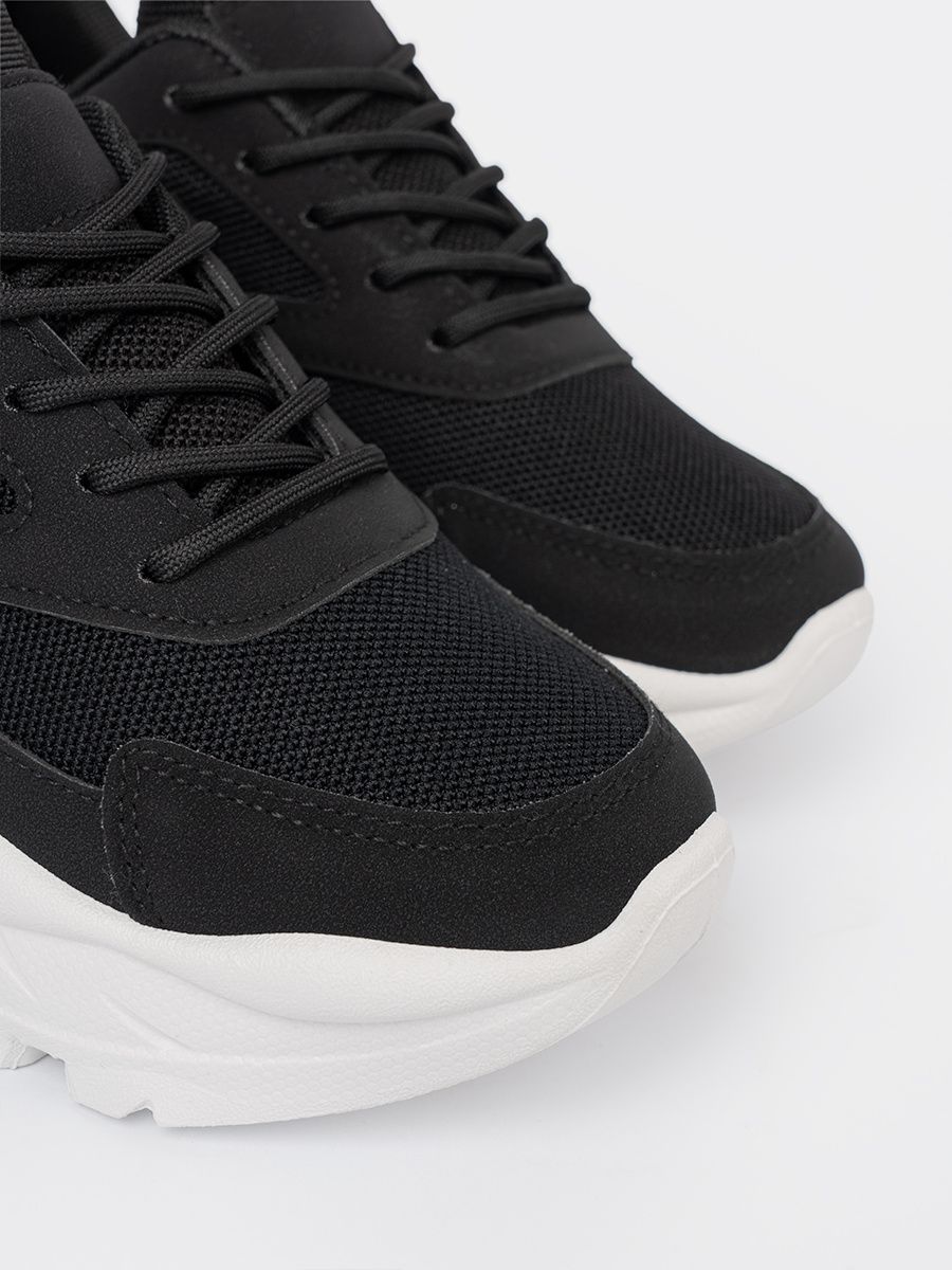 Čierne športové sneakersy na hrubej bielej podrážke