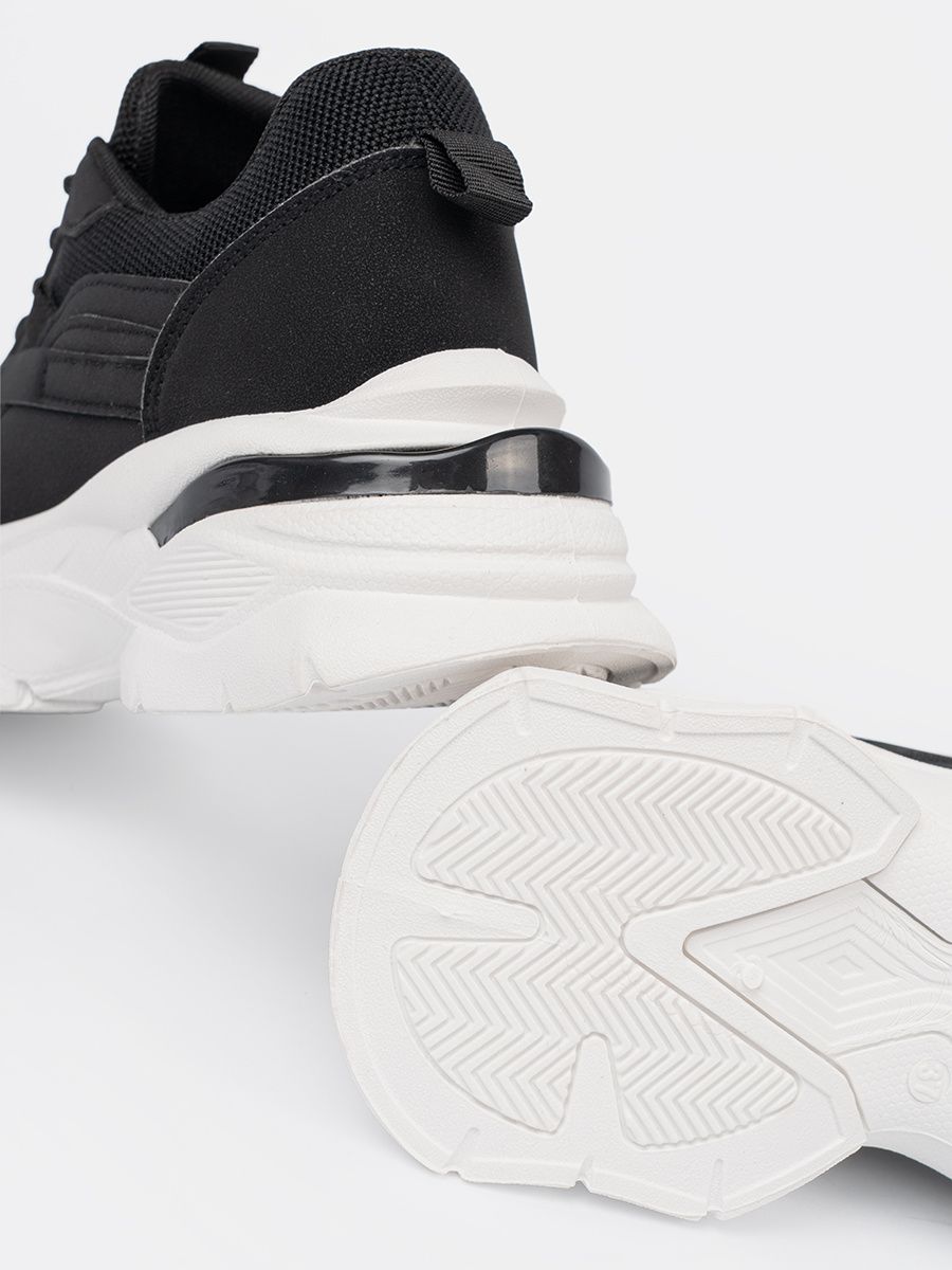 Čierne športové sneakersy na hrubej bielej podrážke
