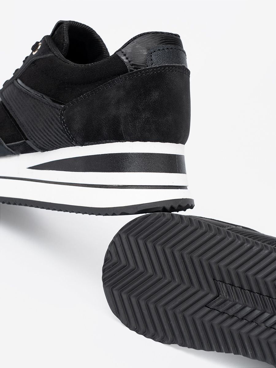 Čierne sneakersy s lesklými detailmi