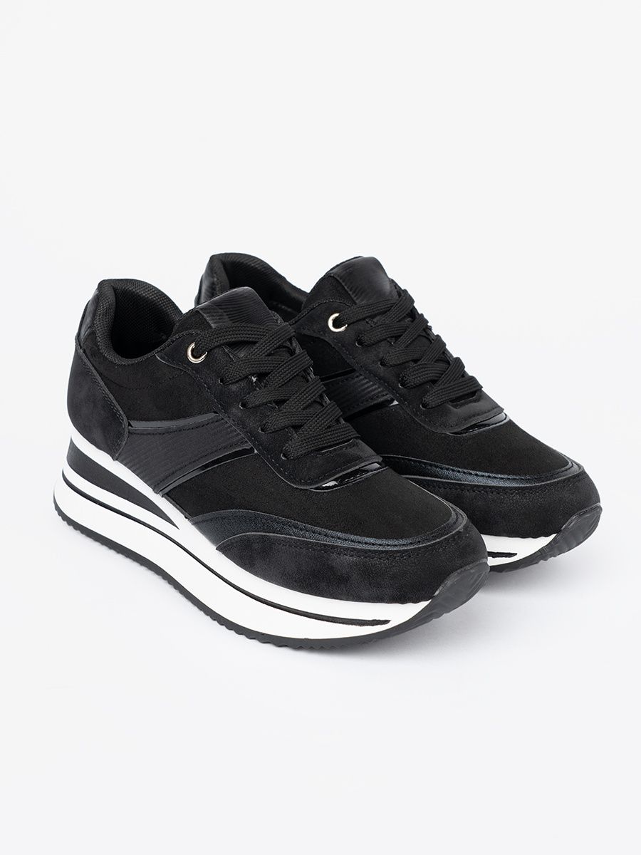 Čierne sneakersy s lesklými detailmi