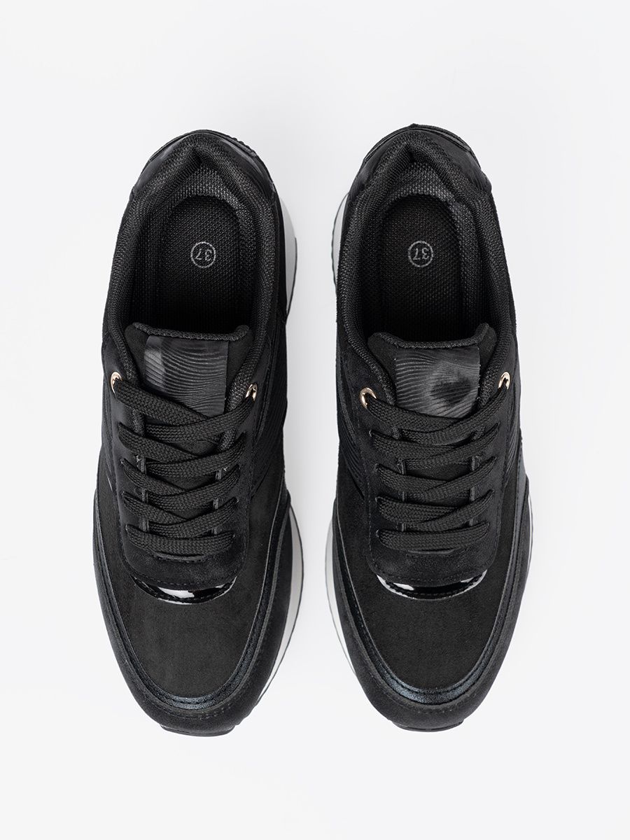 Čierne sneakersy s lesklými detailmi