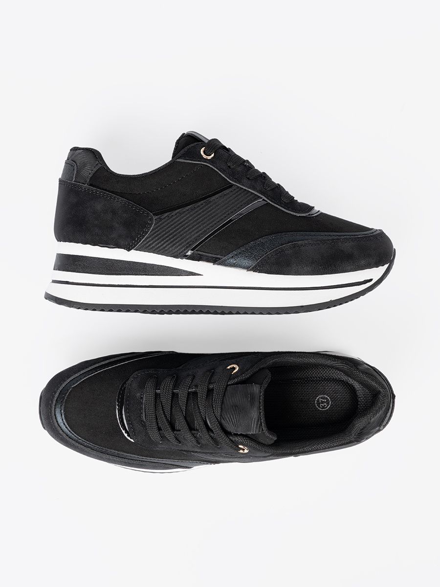 Čierne sneakersy s lesklými detailmi