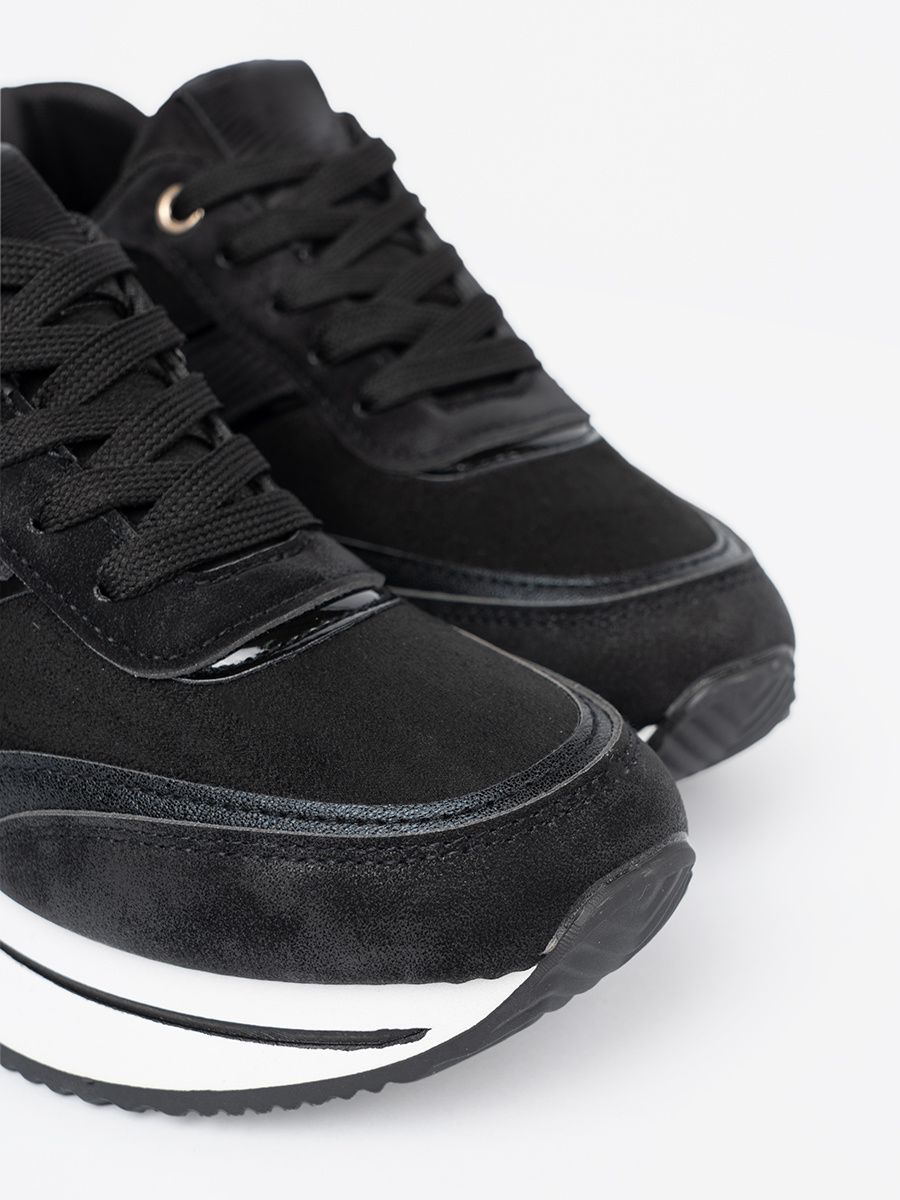 Čierne sneakersy s lesklými detailmi