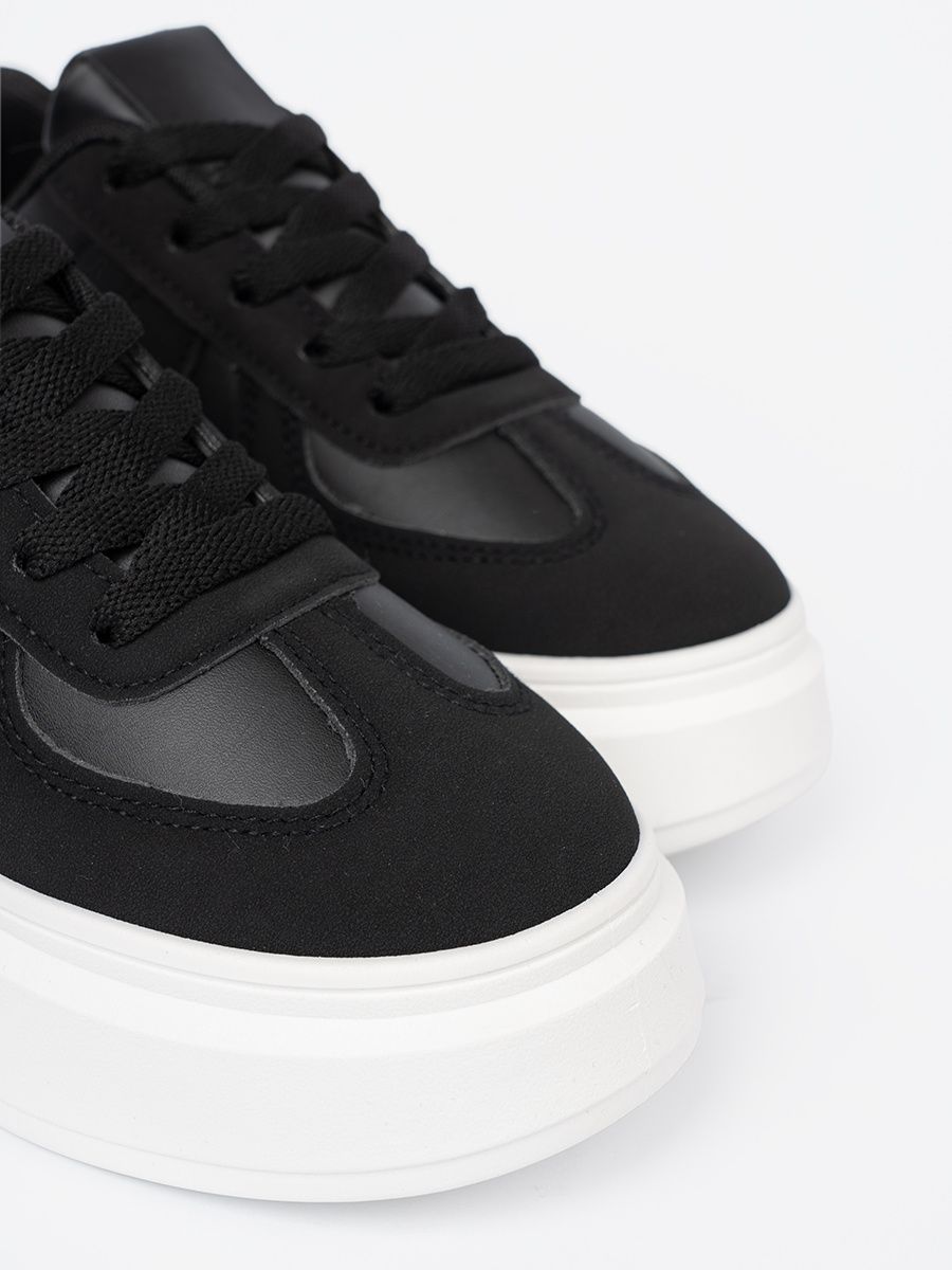 Klasické čierne sneakersy na hrubej podrážke