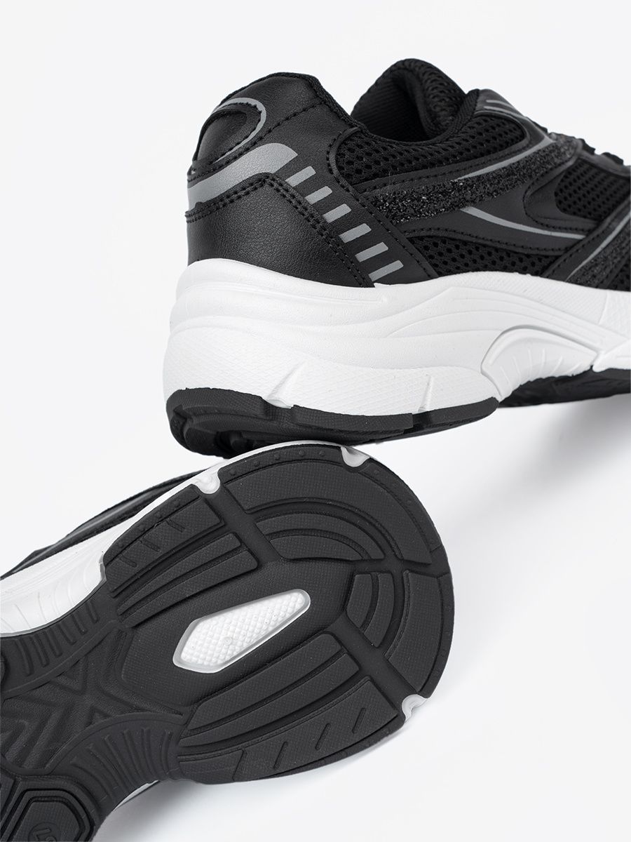 Čierne sneakersy so sieťovinou a bielou podrážkou