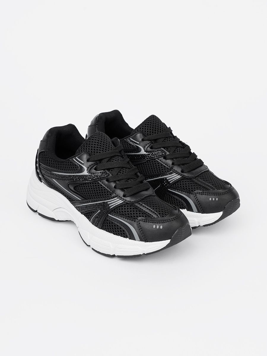 Čierne sneakersy so sieťovinou a bielou podrážkou