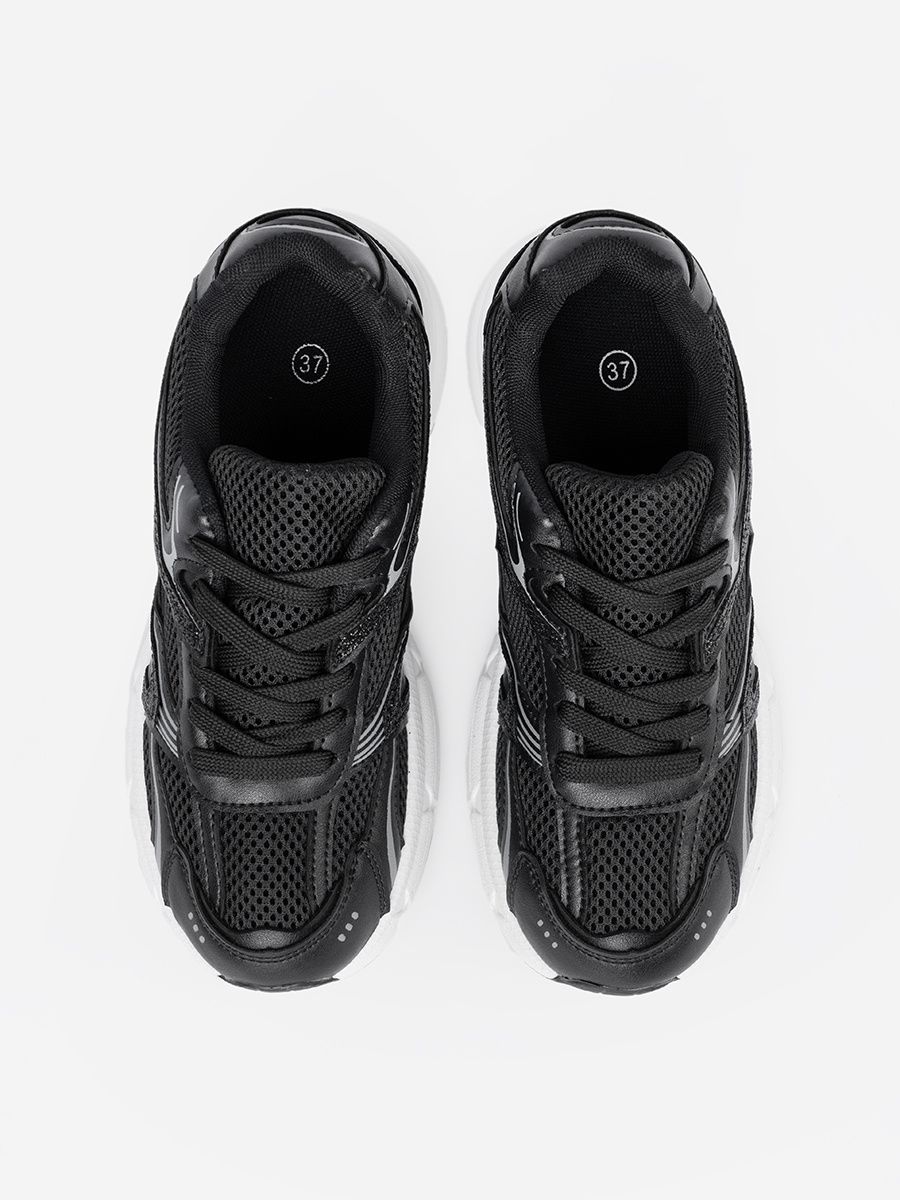 Čierne sneakersy so sieťovinou a bielou podrážkou