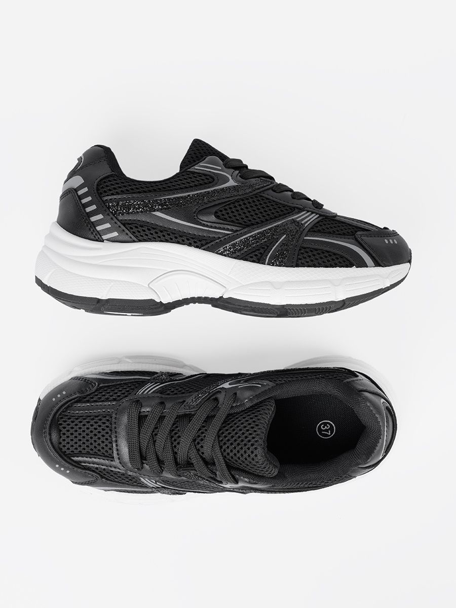 Čierne sneakersy so sieťovinou a bielou podrážkou