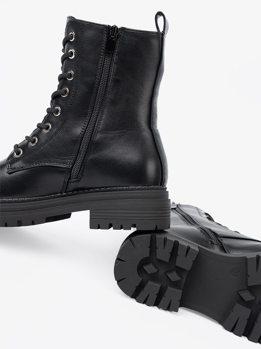 Štýlové čierne workery s kovovým detailom