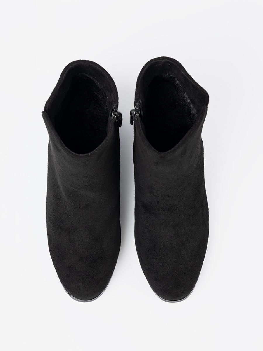 Štýlové čierne členkové čižmy s elegantným zdobením