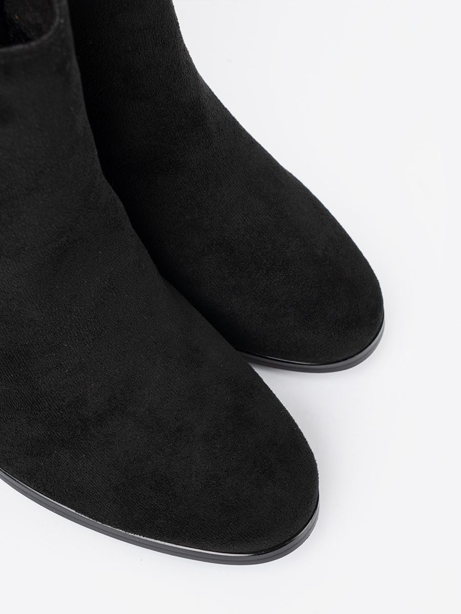 Štýlové čierne členkové čižmy s elegantným zdobením