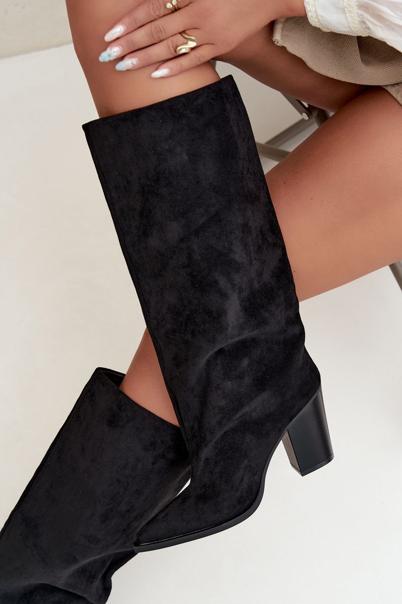 Čierne semišové čižmy nad kolená na stĺpiku