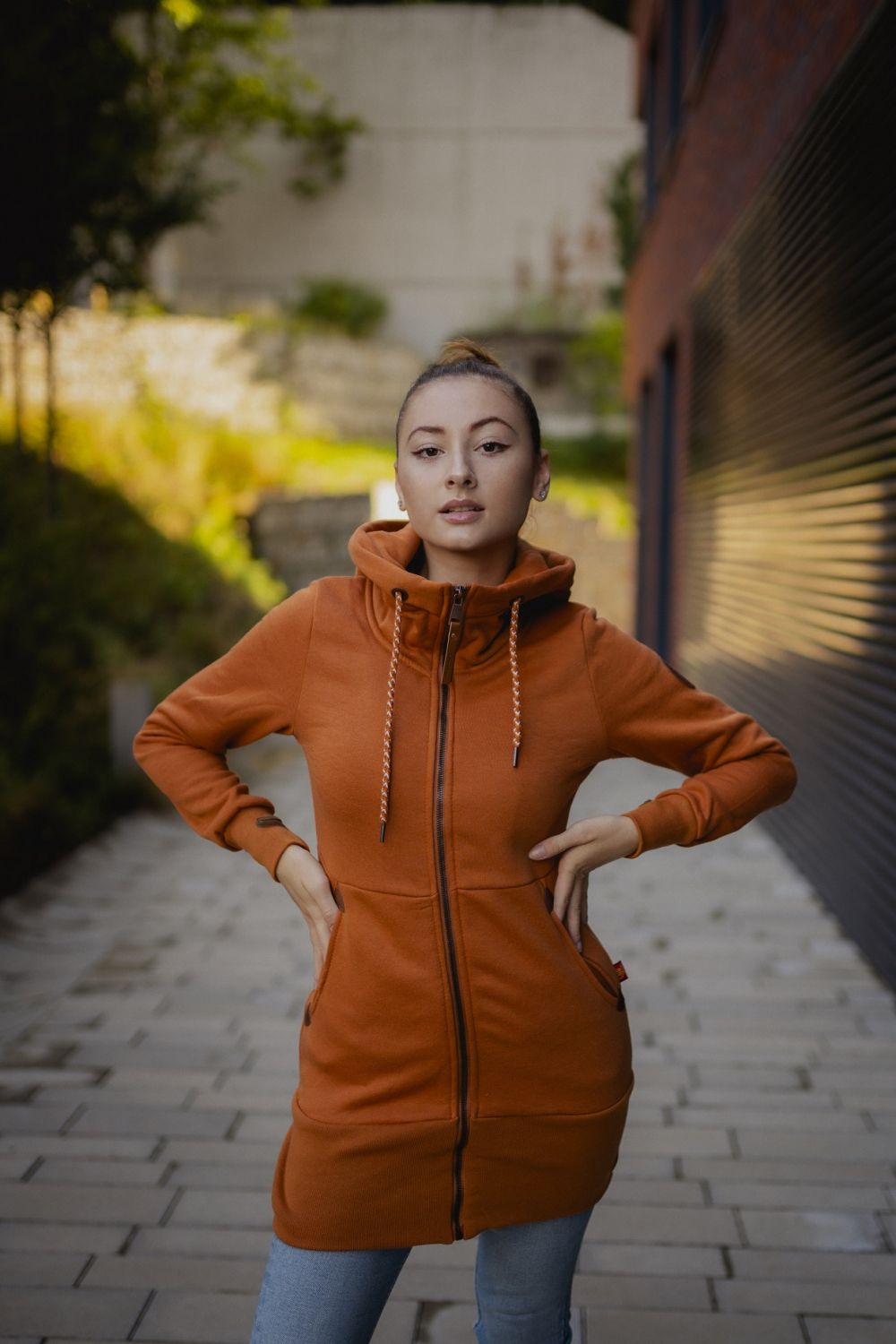 Tehlovooranžová predĺžená mikina na zips