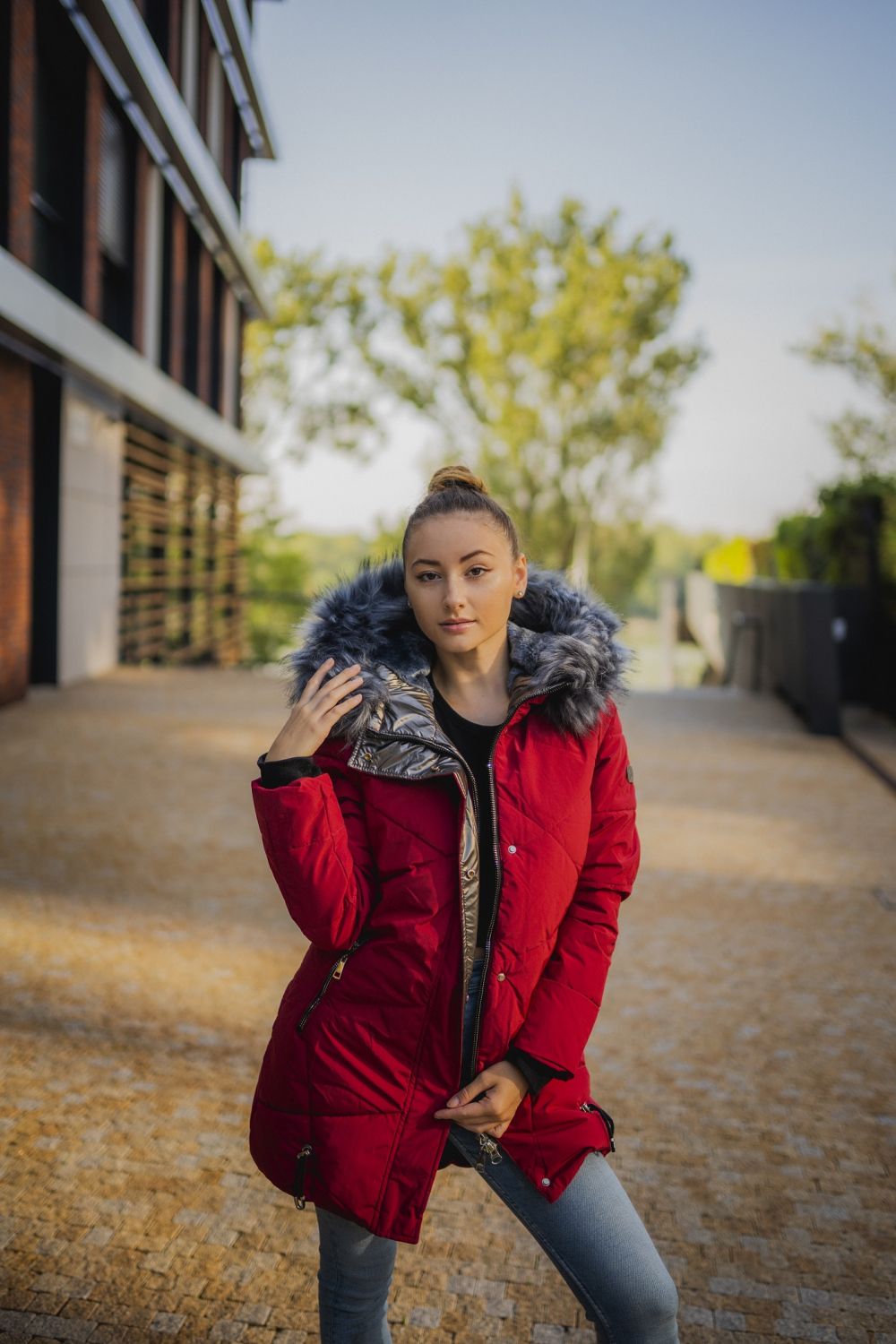 Červená zimná bunda so strieborným lemom